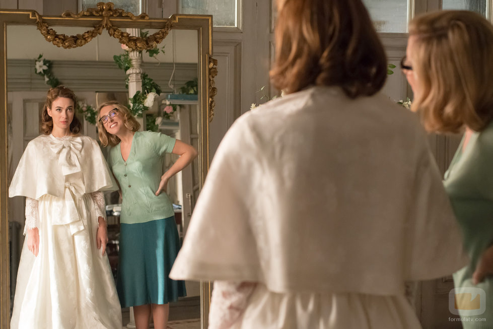 Clara ve por primera vez su vestido de novia junto con Rita en 'Velvet'