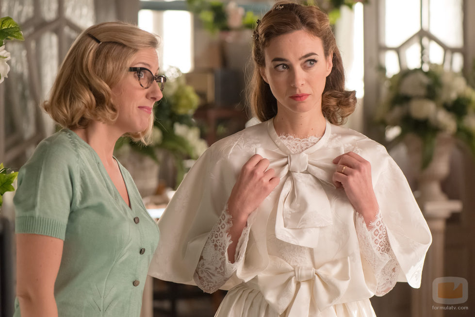 Clara se retoca el vestido mientras Rita le está mirando atentamente en 'Velvet'