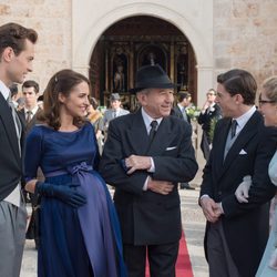 Emilio, Ana, Carlos, Rita y Pedro en la entrada de la iglesia en 'Velvet'