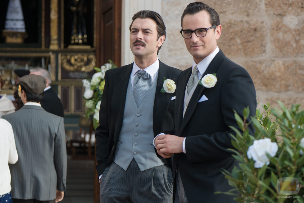 Raúl de la Riva está con el novio, Mateo, en la puerta de la iglesia en 'Velvet'