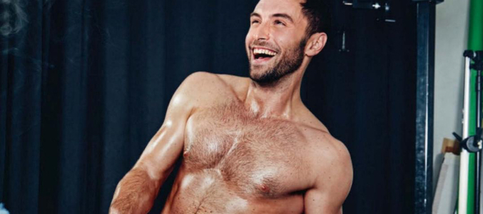 Mäns Zelmerlöw se desnuda en un escenario para la revista GT