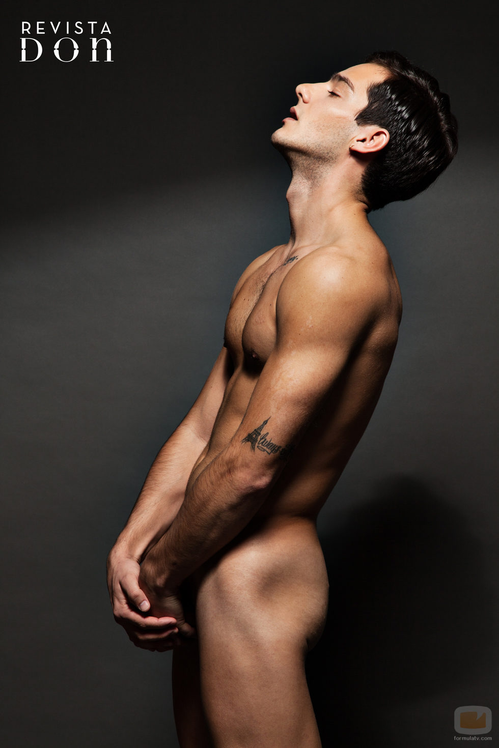 El actor Joel Bosqued posa completamente desnudo