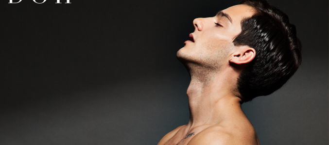 El actor Joel Bosqued posa completamente desnudo