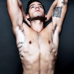 Joel Bosqued luce torso desnudo en una erótica sesión de fotos