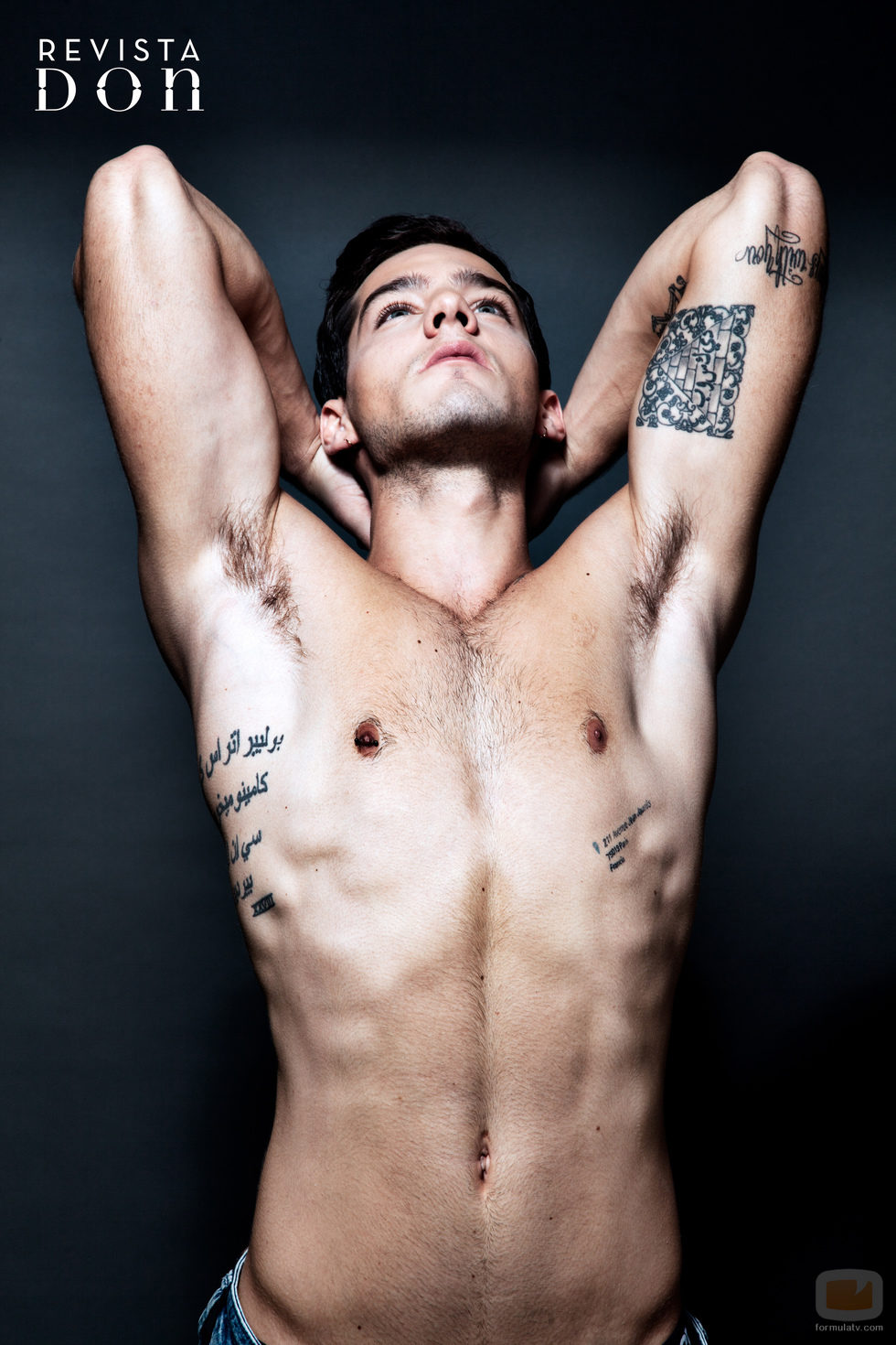 Joel Bosqued luce torso desnudo en una erótica sesión de fotos