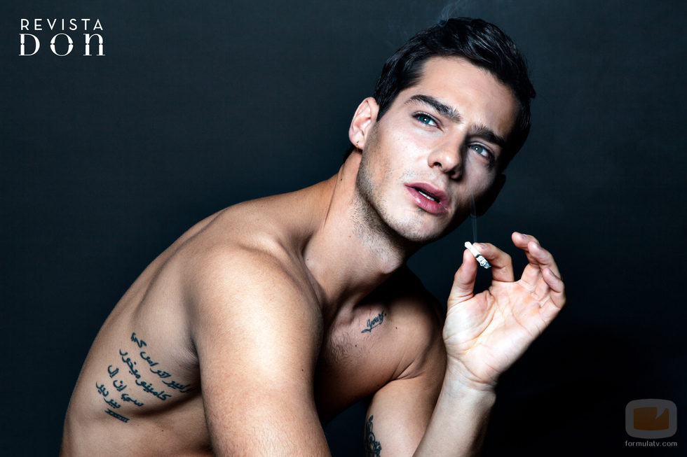 Joel Bosqued fuma un cigarro presumiendo de mirada