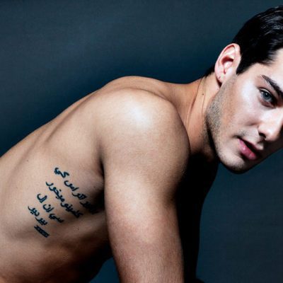 Varios tatuajes decoran el musculoso cuerpo desnudo de Joel Bosqued
