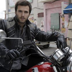 Carlos Alcántara subido en la moto en 'Cuéntame cómo pasó'