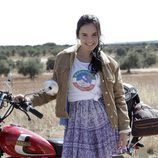 Estrella posa junto a una moto en 'Cuéntame cómo pasó'