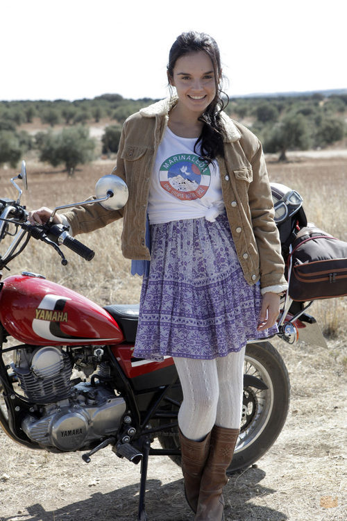 Estrella posa junto a una moto en 'Cuéntame cómo pasó'