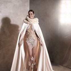 Posado de Cristina Pedroche con su vestido y capa de las Campanadas 2015