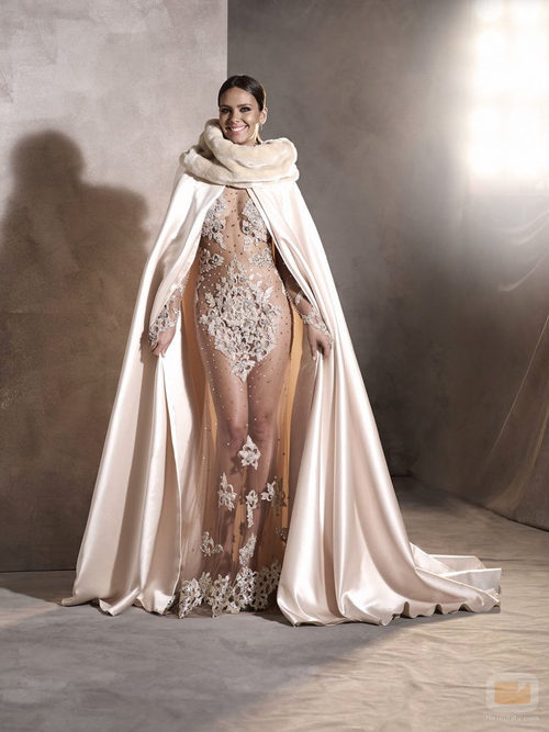 Posado de Cristina Pedroche con su vestido y capa de las Campanadas 2015