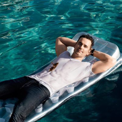 Matt Bomer sobre una colchoneta en la piscina para la revista Men's Fitness