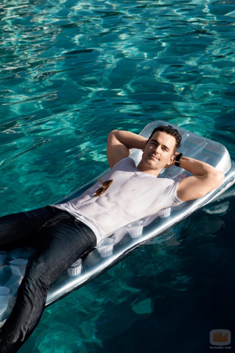 Matt Bomer sobre una colchoneta en la piscina para la revista Men's Fitness