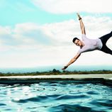 Matt Bomer salta a la piscina para la revista Men's Fitness
