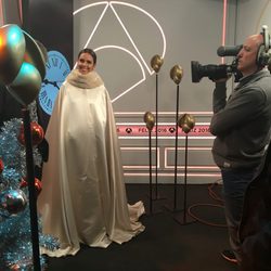 Cristina Pedroche con la capa que cubría el vestido que lució en la Nochevieja 2015