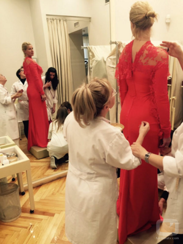 Anne Igartiburu con su vestido rojo