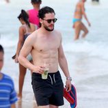 Kit Harington pasea por las playas de Brasil