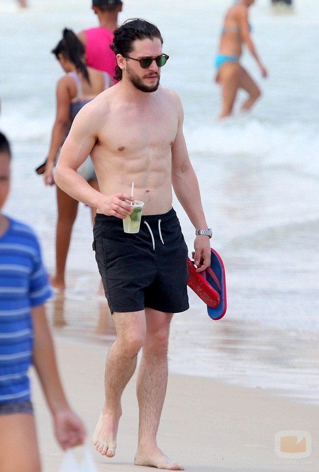 Kit Harington pasea por las playas de Brasil