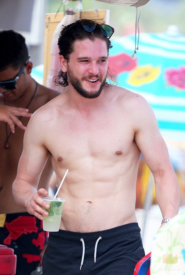 Kit Harington disfrutando de sus vacaciones en Brasil