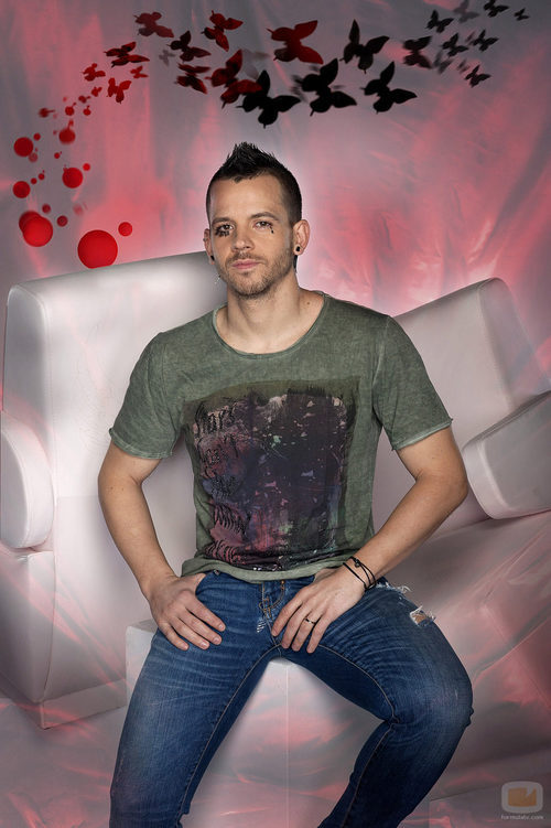 Dabiz Muñoz sentado en el sofá de 'El Xef'