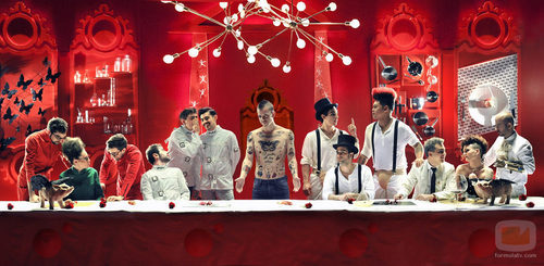 Dabiz Muñoz presidiendo la mesa de los 12 comensales en 'El Xef'