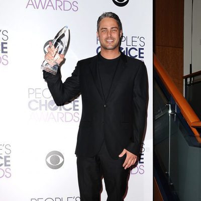 Taylor Kinney, premiado en los People Choice Awards 2016