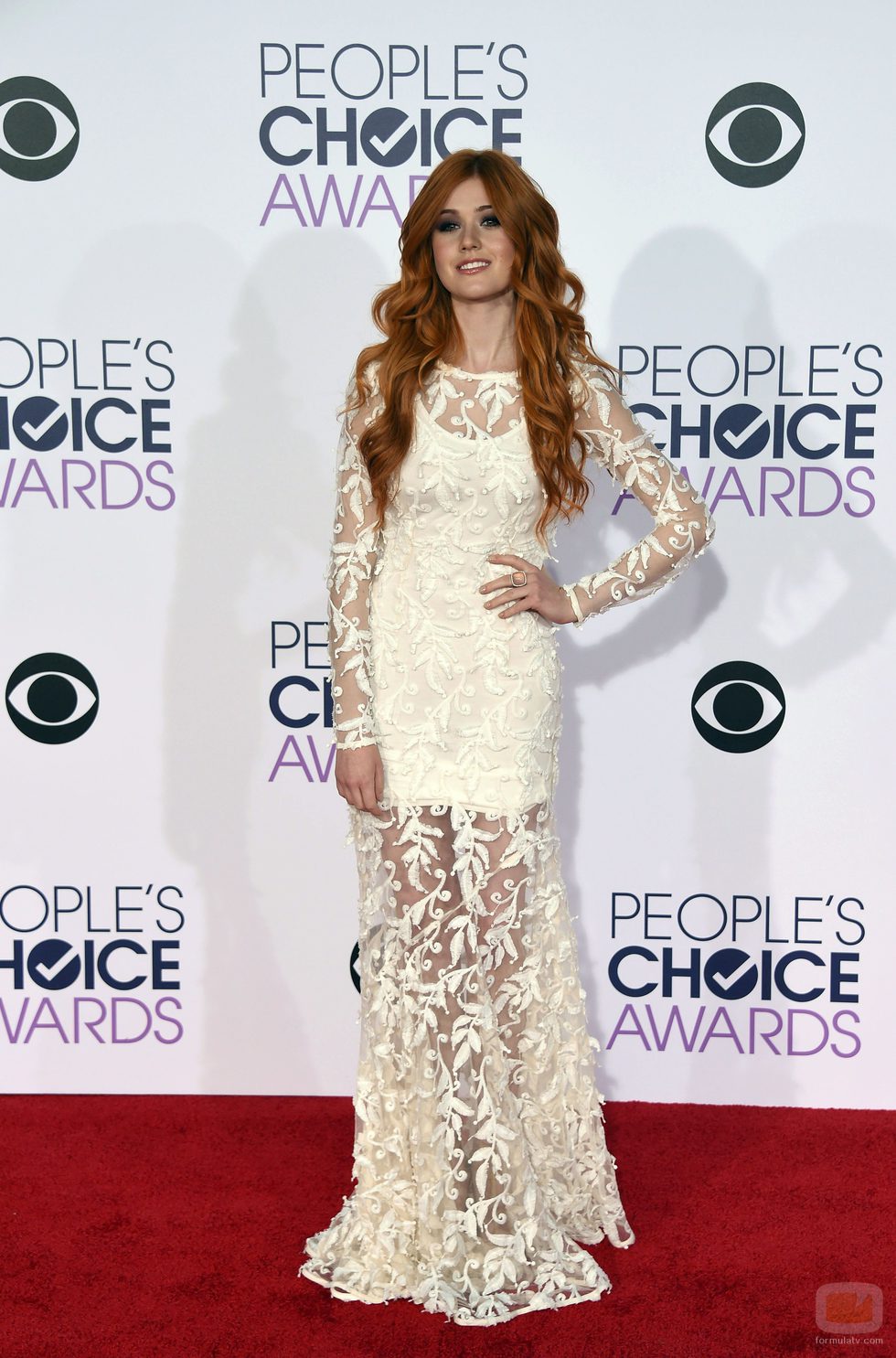 Katherine McNamara, de blanco, en  los People Choice Awards 2016