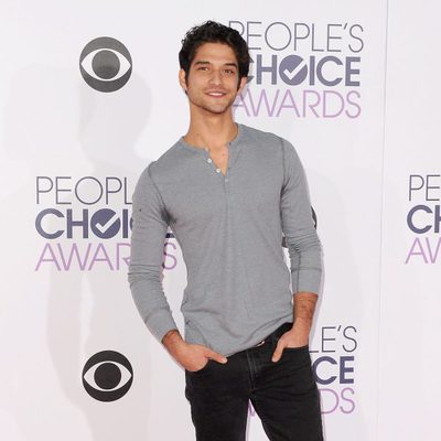 Tyler Posey, de lo más casual, posa en los People Choice Awards 2016