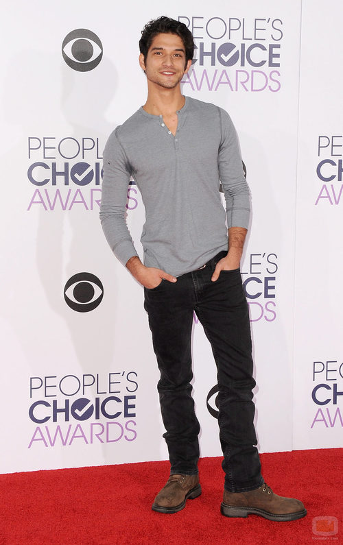 Tyler Posey, de lo más casual, posa en los People Choice Awards 2016
