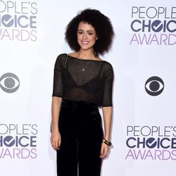 Nathalie Emmanuel en la alfombra roja de los People Choice Awards 2016