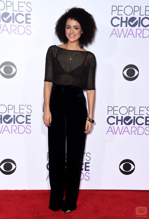 Nathalie Emmanuel en la alfombra roja de los People Choice Awards 2016