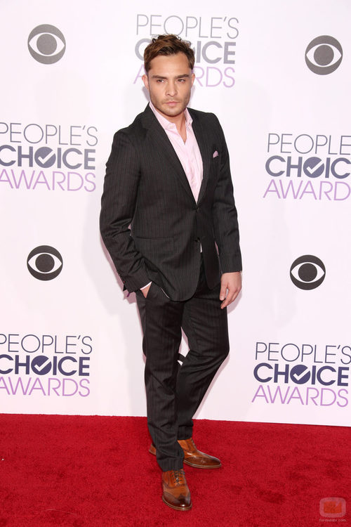 Ed Westwick posa en la alfombra de los People Choice Awards 2016