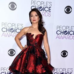 Ming-Na Wen, de rojo, posó ante los medios en los People Choice Awards