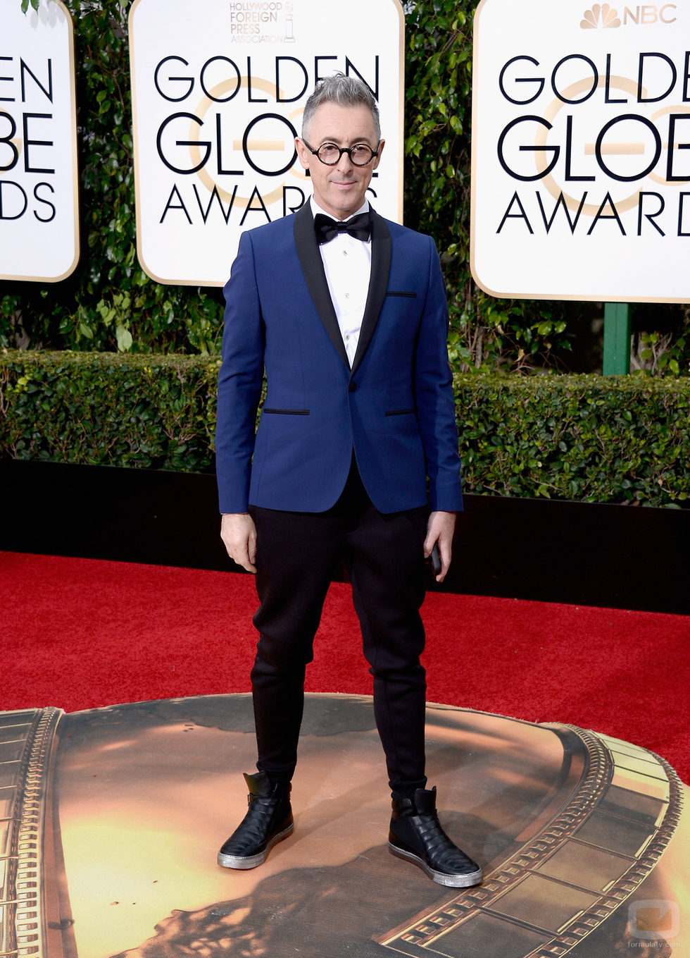 Alan Cumming posa en la alfombra roja de los Globos de Oro 2016