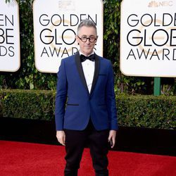 Alan Cumming posa en la alfombra roja de los Globos de Oro 2016