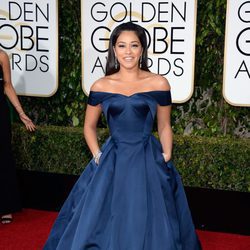 Gina Rodríguez en la alfombra roja de los Globos de Oro 2016