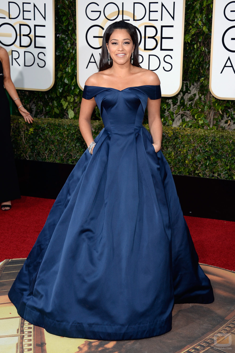 Gina Rodríguez en la alfombra roja de los Globos de Oro 2016