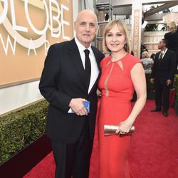 Jeffrey Tambor y Kasia Ostlun en la alfombra roja de los Globos de Oro 2016