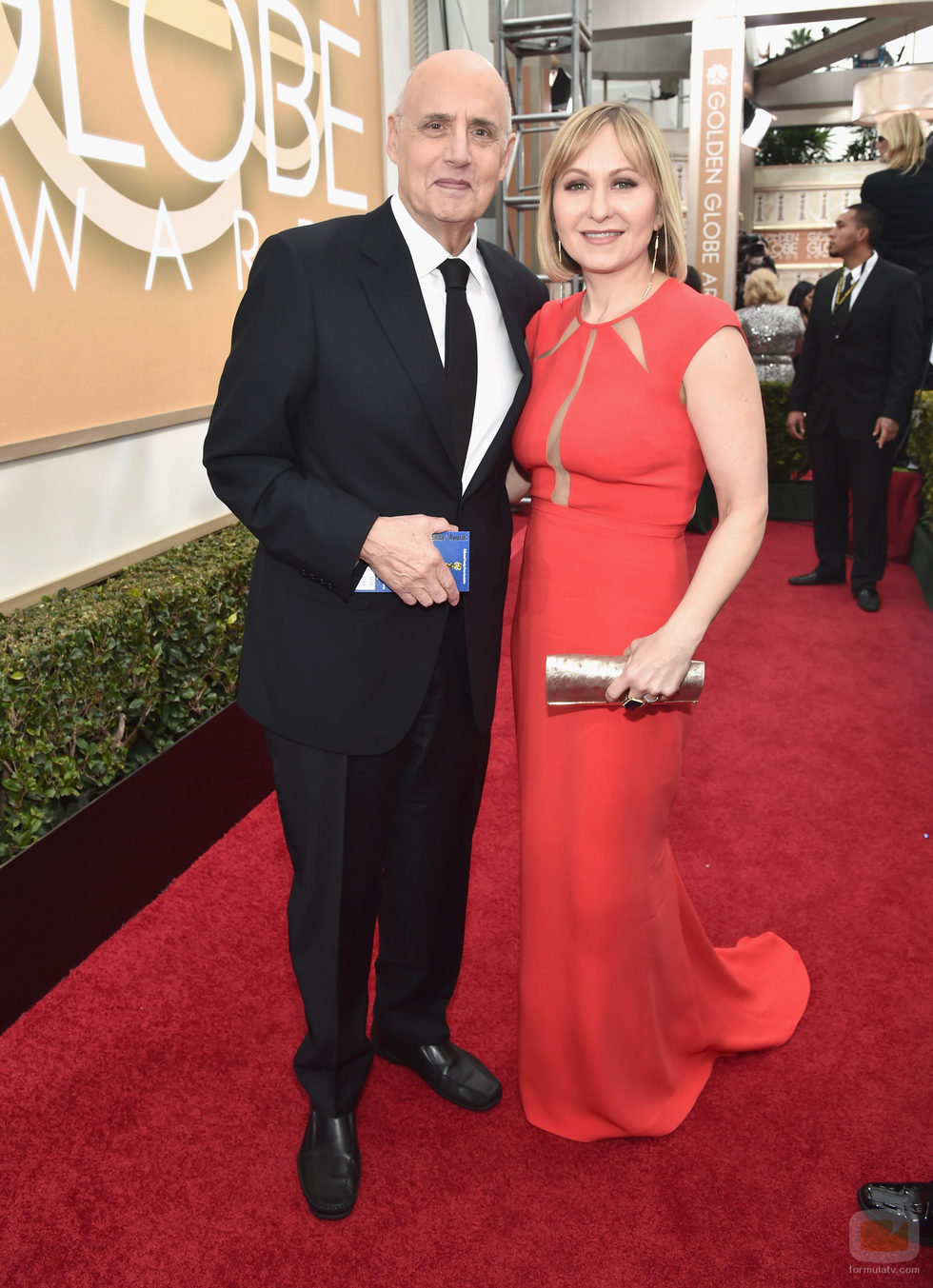Jeffrey Tambor y Kasia Ostlun en la alfombra roja de los Globos de Oro 2016