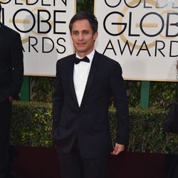 Gael García Bernal en la alfombra roja de los Globos de Oro 2016