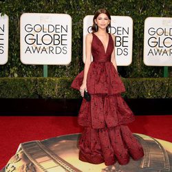 Zendaya en la alfombra roja de los Globos de Oro 2016