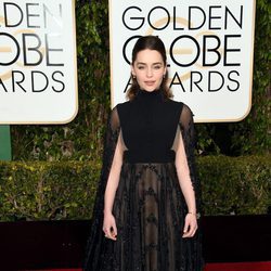 Emilia Clarke en la alfombra roja de los Globos de Oro 2016