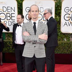 Denis O'Hare en la alfombra roja de los Globos de Oro 2016