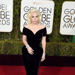 Lady Gaga en la alfombra roja de los Globos de Oro 2016