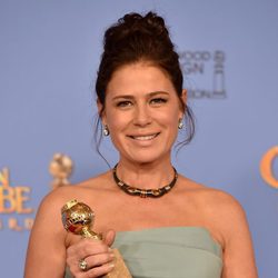 Maura Tierney posa con su Globo de Oro