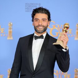 Oscar Isaac posa con el Globo de Oro