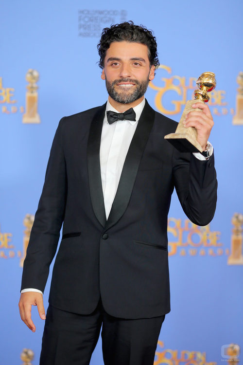Oscar Isaac posa con el Globo de Oro