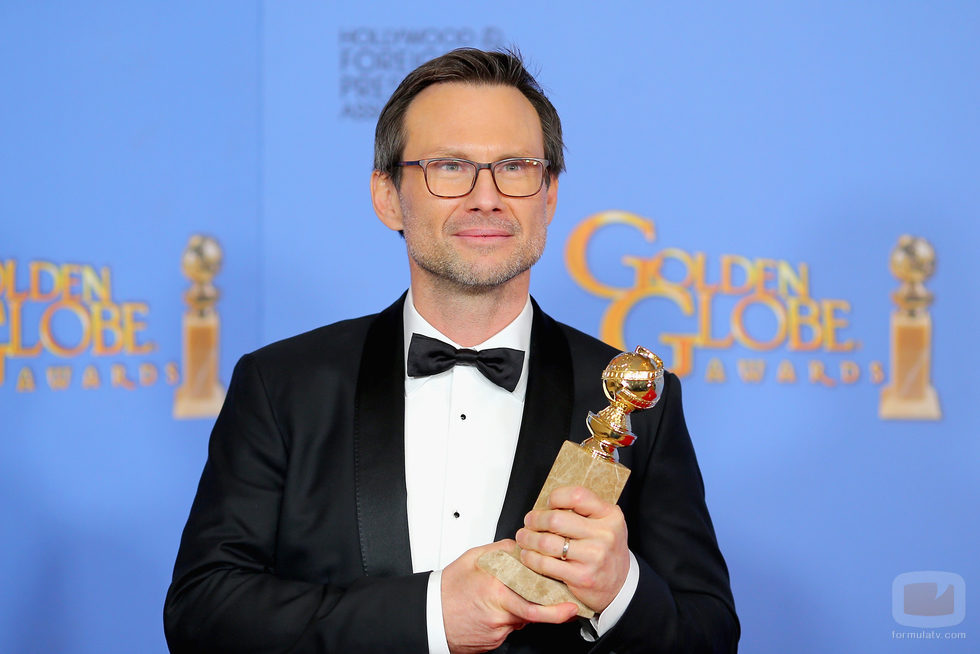 Christian Slater posa con el Globo de Oro