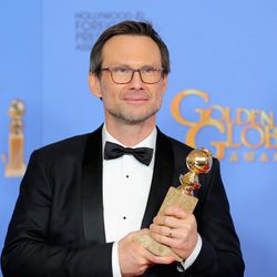 Christian Slater posa con el Globo de Oro